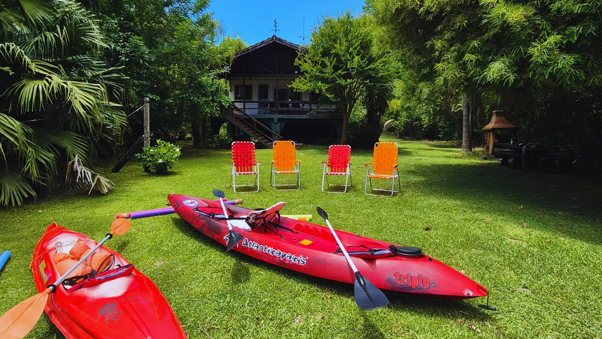 Casa Atrapasueños con kayaks y reposeras sobre el césped en el Delta de Tigre